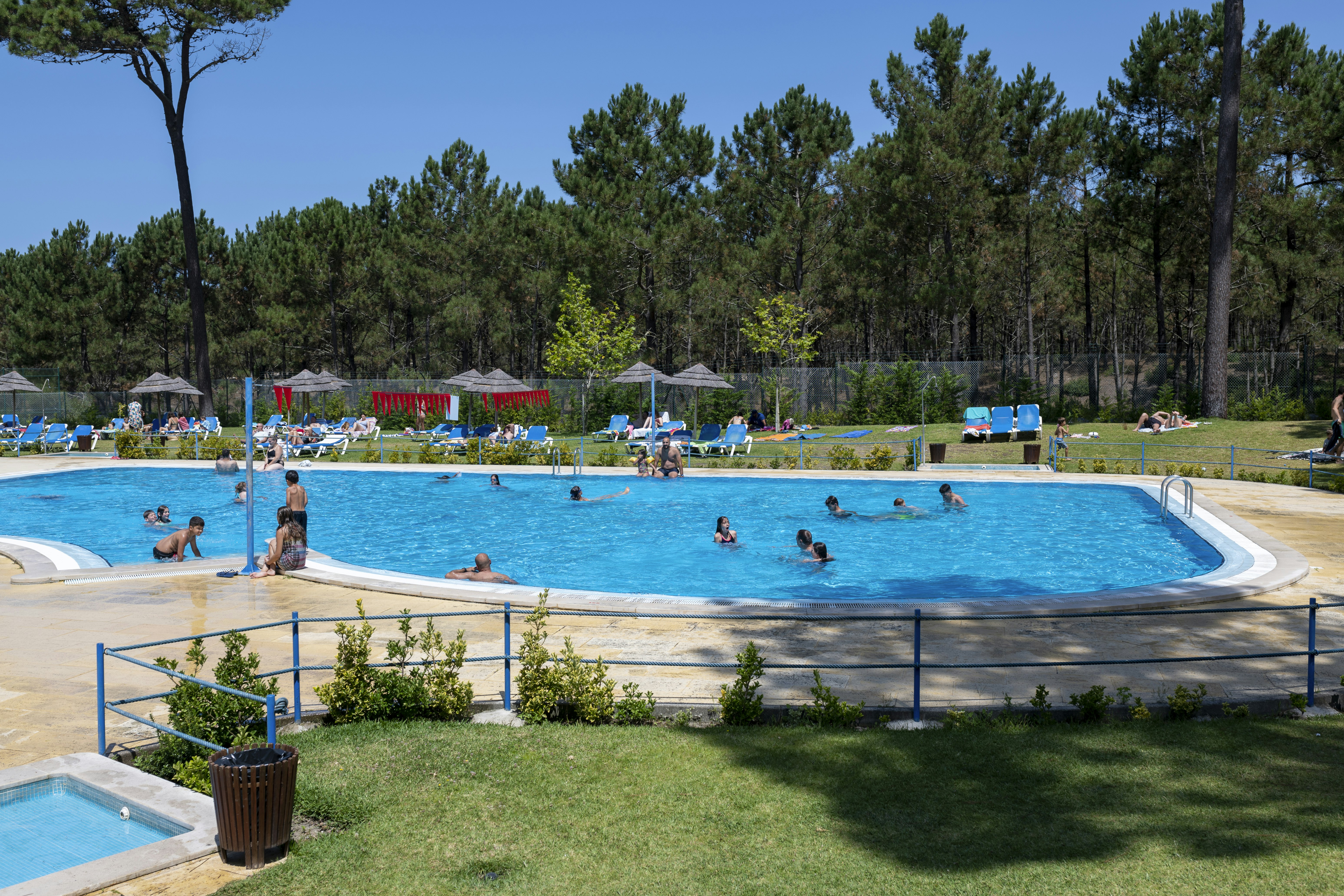 Camping ORBITUR São Pedro de Moel  - Pool im Freien mit Liegestühlen und Sonnenschirmen