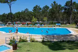 Camping ORBITUR São Pedro de Moel - Pool im Freien mit Liegestühlen und Sonnenschirmen