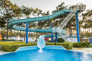 Camping ORBITUR São Pedro de Moel - Wasserrutsche in den Swimmingpool auf dem Campingplatz