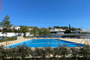 Camping ORBITUR Valverde - Pool im Freien mit Liegestühlen