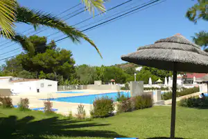 Camping ORBITUR Valverde - Blick auf das Freibad des Campingplatz