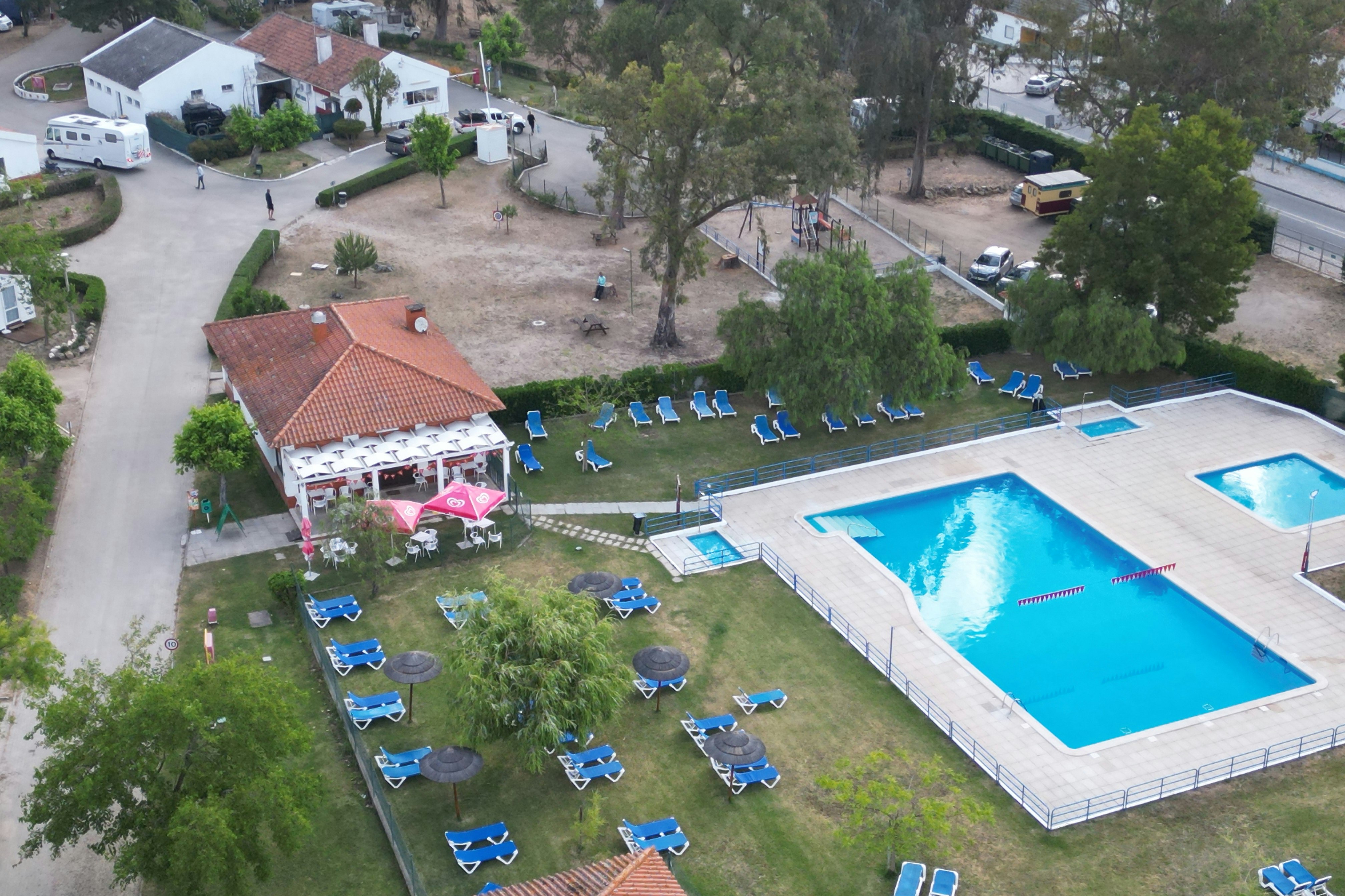 Camping ORBITUR Évora - Luftaufnahme des Freibades auf dem Campingplatz
