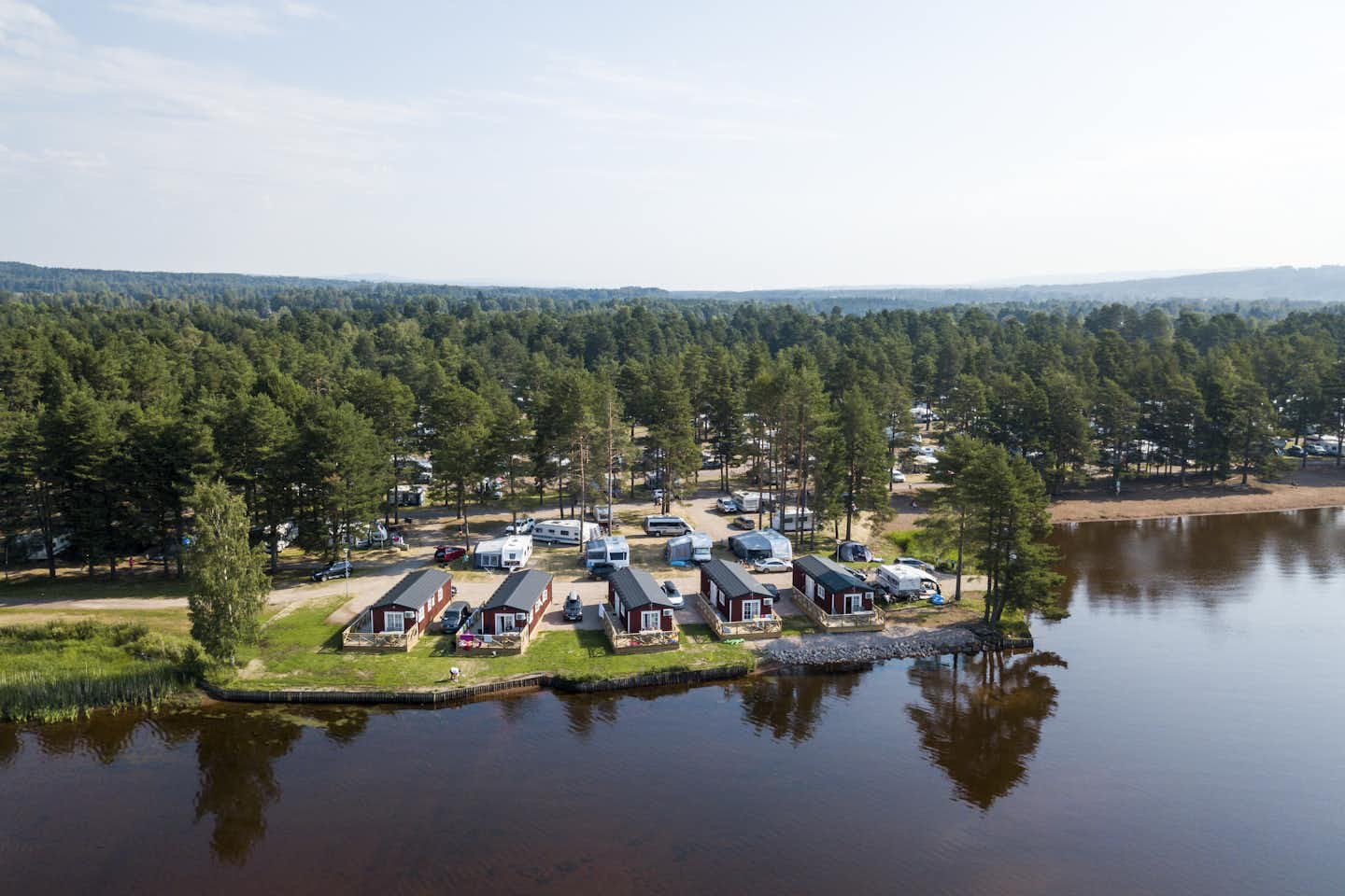 First Camp Orsa – Dalarna  Orsa Camping  - Luftaufnahme des Campingplatzes