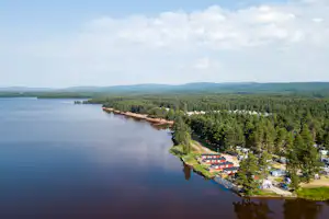 First Camp Orsa – Dalarna Orsa Camping - Luftaufnahme des Campingplatzes am Wasser