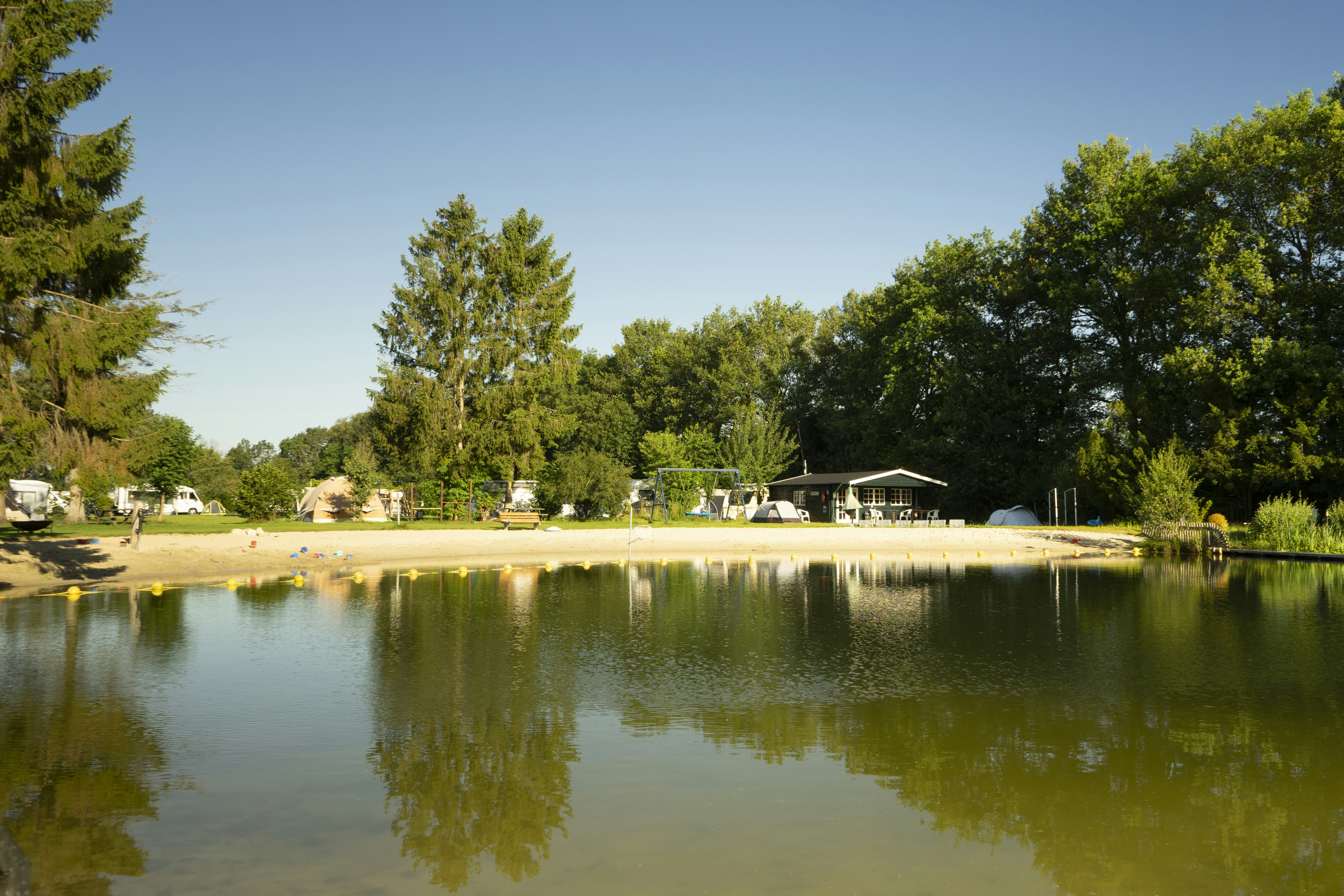 Ostana Naturistenvereniging  - See mit Badestrand