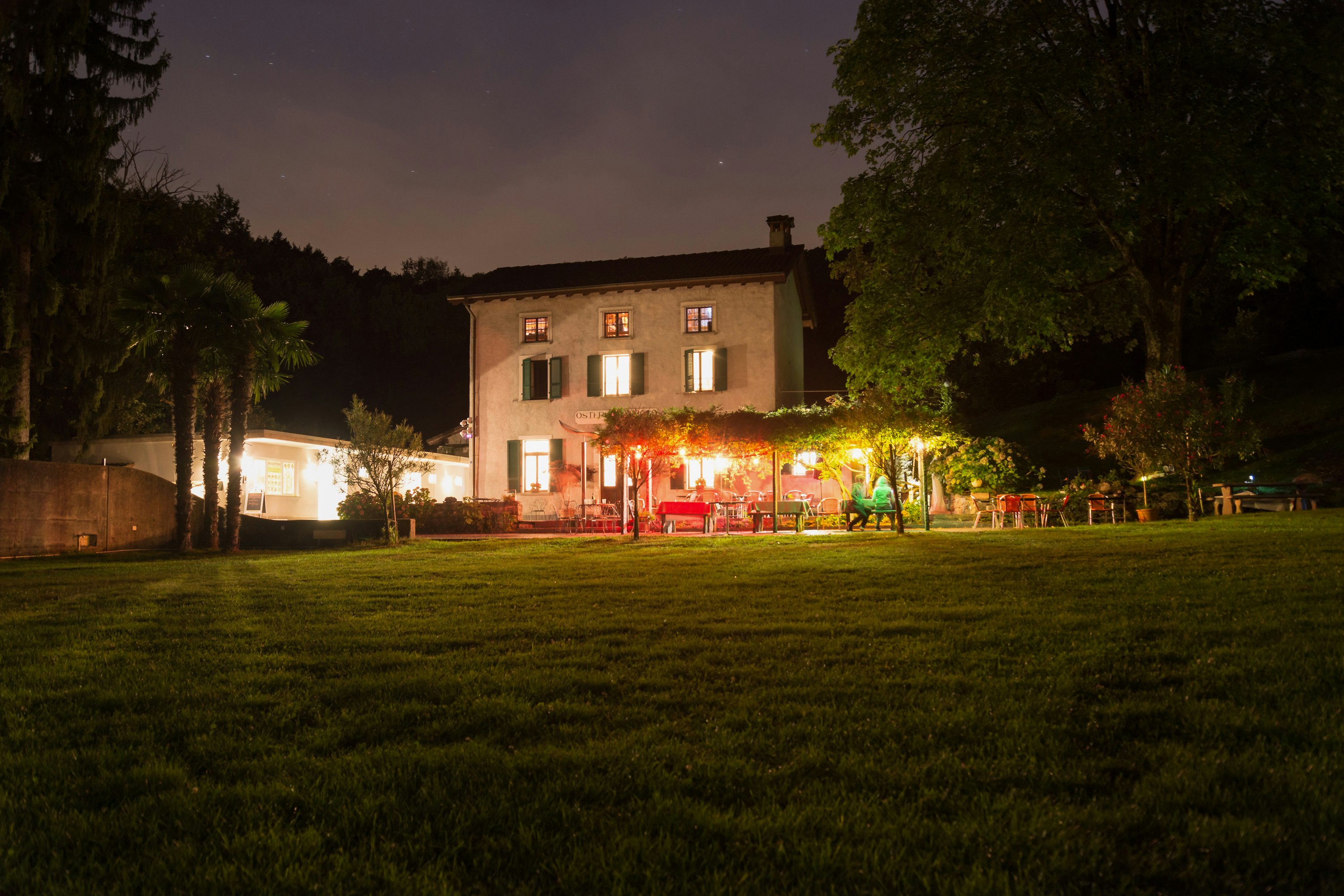 Ostello Camping Riposo  - Terrasse auf dem Campingplatz bei Nacht
