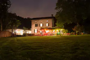 Ostello Camping Riposo - Terrasse auf dem Campingplatz bei Nacht