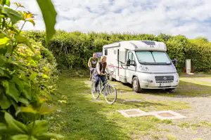 Ostsee-Campingplatz Kagelbusch - Camper auf Fahrrädern am Wohnmobil vom Campingplatz im Grünen