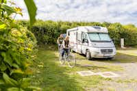 Ostsee-Campingplatz Kagelbusch  -  Camper auf Fahrrädern am Wohnmobil vom Campingplatz im Grünen