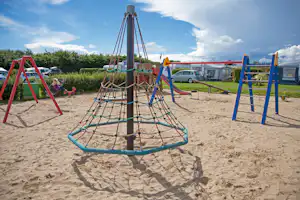 Ostsee-Campingplatz Kagelbusch - Spielplatz vom Campingplatz mit Schaukeln und einer Rutsche