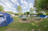 Ostsee-Campingplatz Liebeslaube - Tennistische und Zelte auf dem Campingplatz