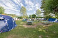 Ostsee-Campingplatz Liebeslaube - Tennistische und Zelte auf dem Campingplatz