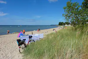 Ostsee-Campingplatz Liebeslaube - Gäste am Badestrand an der Ostsee vor dem Campingplatz