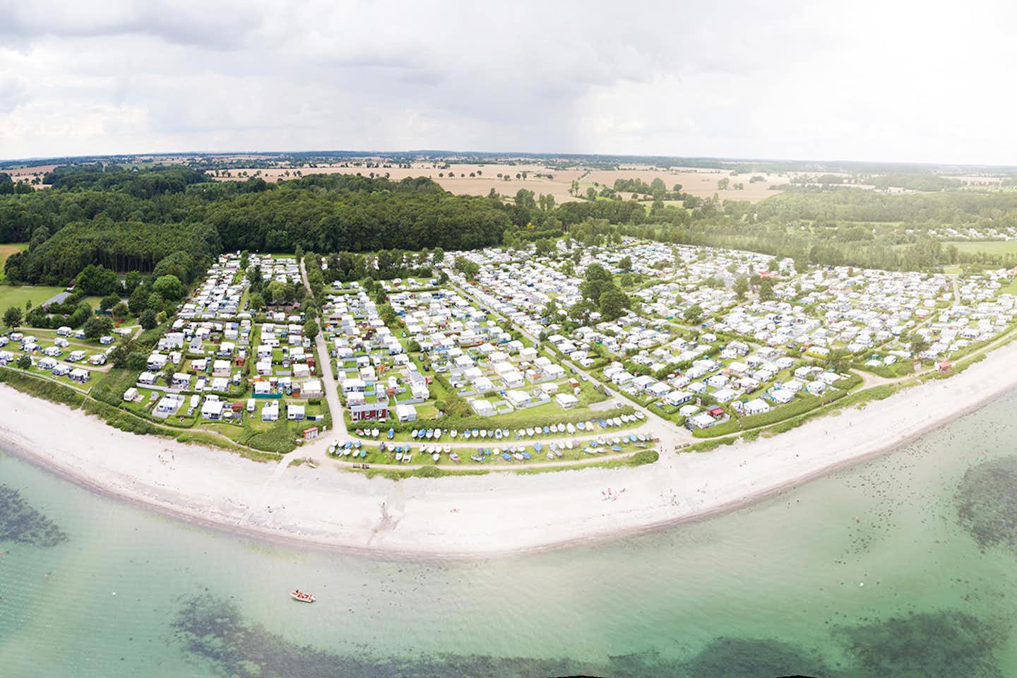 Ostsee-Freizeitpark Booknis - Blick auf Gelände von dem Campingplatz an der Ostseeküste Luftaufnahme