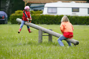 Ostseecamp Dierhagen - Kinder auf einer Wippe vom Campingplatz