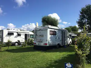 Ostseecamp Glücksburg-Holnis - Mobilheim im Schatten unter Bäumen auf dem Campingplatz