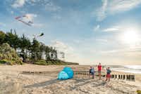 Ostseecamp Rostocker Heide - Familie beim Drachenfliegen am Ostseestrand am Campingplatz