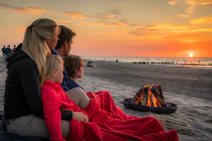 Ostseecamp Rostocker Heide - Familie beim Lagerfeuer am Ostseestrand am Campingplatz