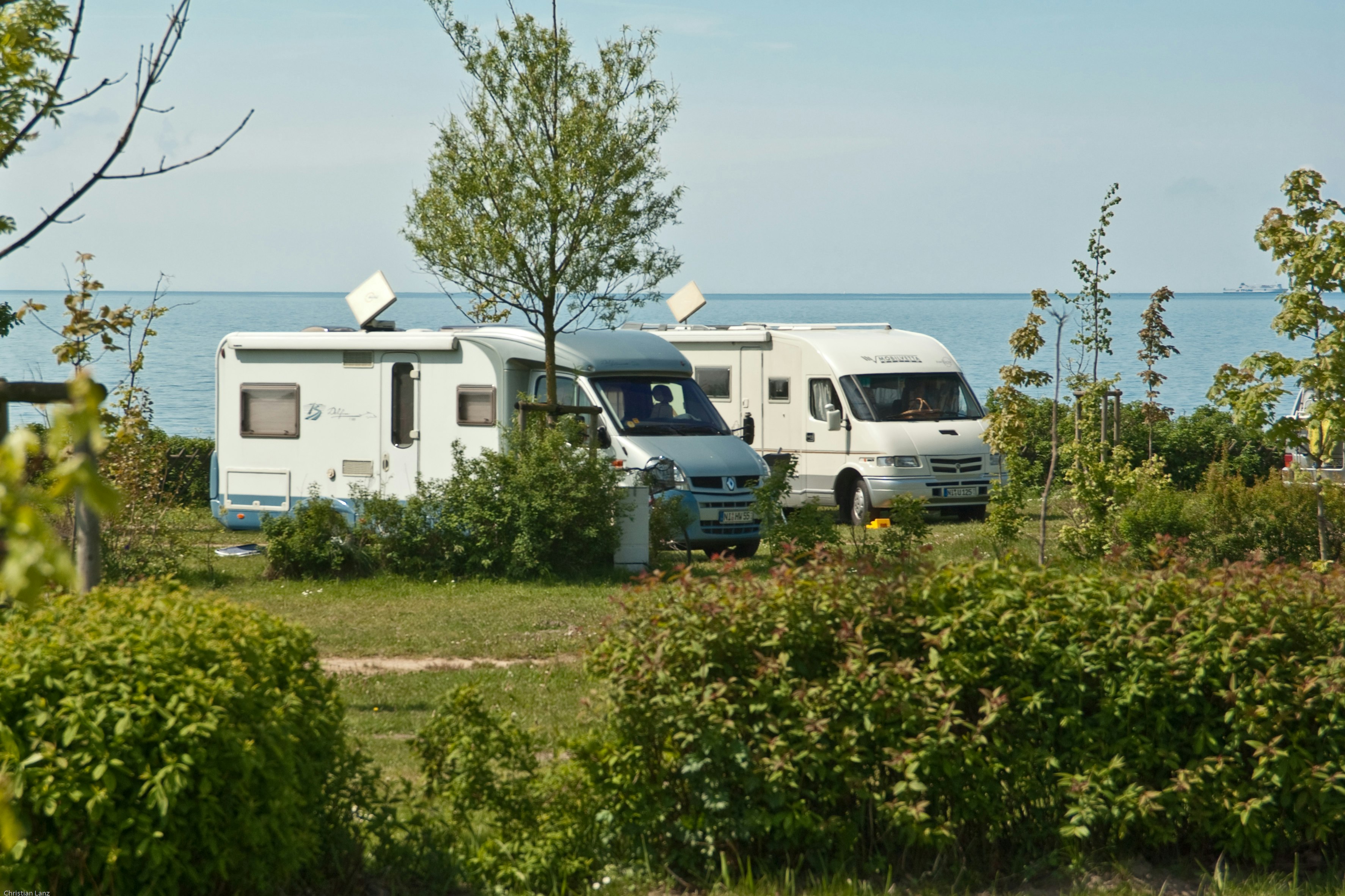 Ostseecamp Seeblick  -  Wohnwagenstellplatz und Wohnmobilstellplatz vom Campingplatz mit Meerblick