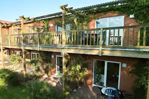 Ostseecamp Seeblick - Apartmentgebäude mit Balkonen und Terrassen