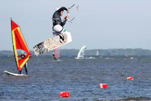 Ostseecamp Suhrendorf - Windsurfer am Strand vom Campingplatz