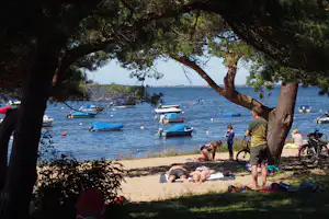 Ostseecamp Suhrendorf - Gäste am Badestrand vor dem Campingplatz