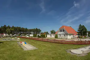 Ostseecamp Suhrendorf - Minigolfanlage auf dem Campingplatz