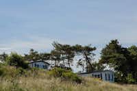 Ostseecamp Suhrendorf - Mobilheime umringt von Bäumen auf dem Campingplatz