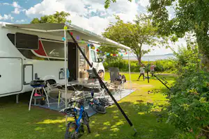 Ostseecamping Familie Heide - Wohnwagenstellplatz vom Campingplatz mit Blick auf die Ostsee