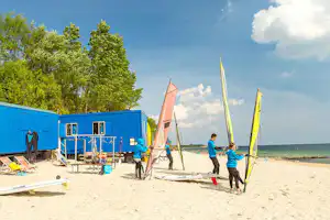 Ostseecamping Familie Heide - Windsurfen am Strand vom Campingplatz