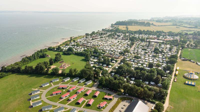 Ostseecamping Familie Heide - Vogelperspektive auf den Campingplatz, das Mobilheim-Areal und die Küste
