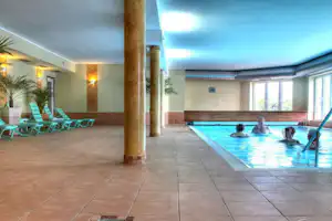 Ostseecamping Ferienpark Zierow - Indorr Swimmingpool mit Liegen