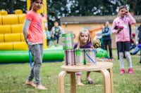 Ostseecamping Ferienpark Zierow - Spielende Kinder mit Hüpfburg im Hintergrund