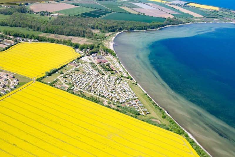Ostseecamping Ferienpark Zierow - Vogelperspektive auf den Campingplatz mit Blick auf den Strand und die Ostsee