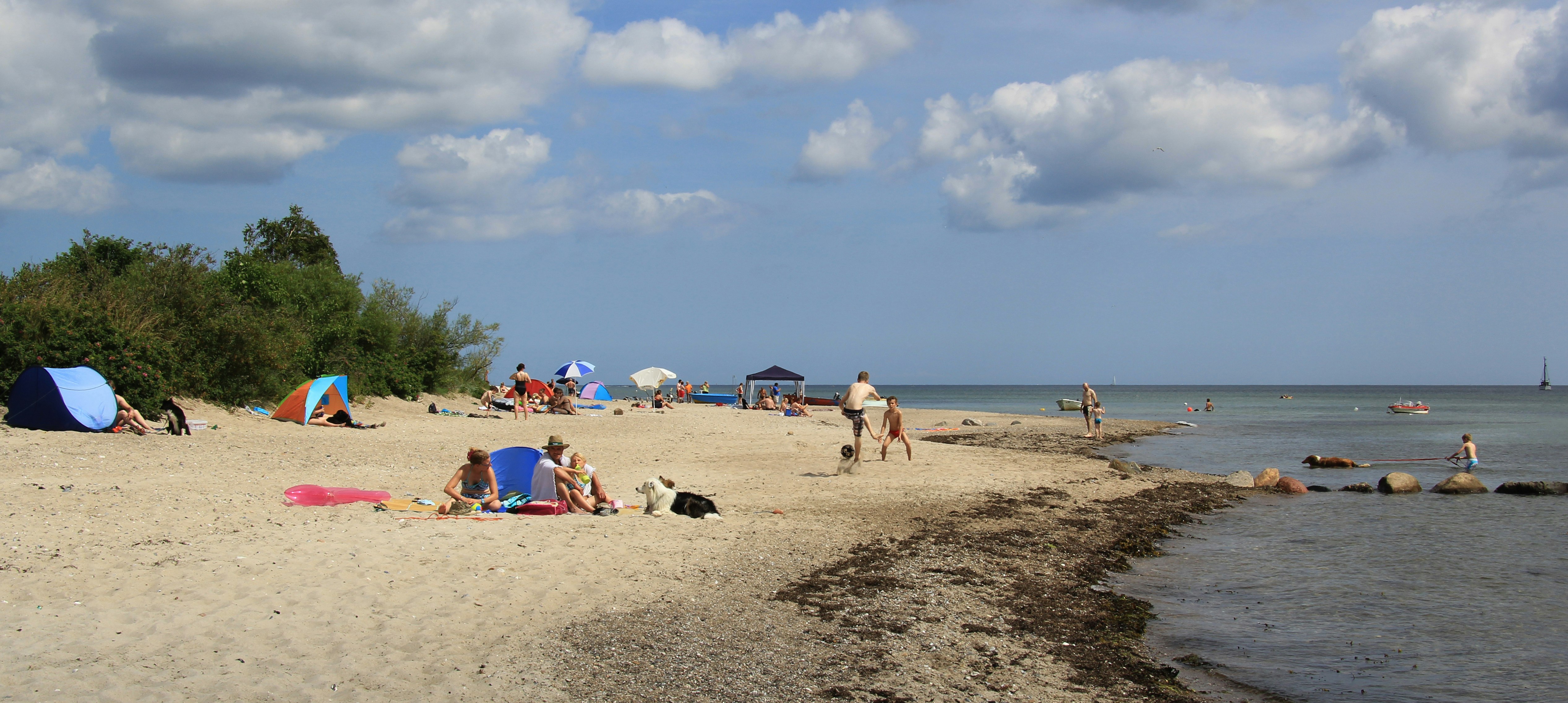 Ostseecamping Gut Karlsminde - Gäste am Badestrand vor dem Campingplatz