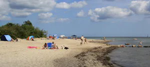 Ostseecamping Gut Karlsminde - Gäste am Badestrand vor dem Campingplatz