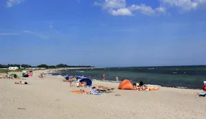 Ostseecamping Gut Karlsminde - Gäste am Ostsee-Badestrand des Campingplatzes