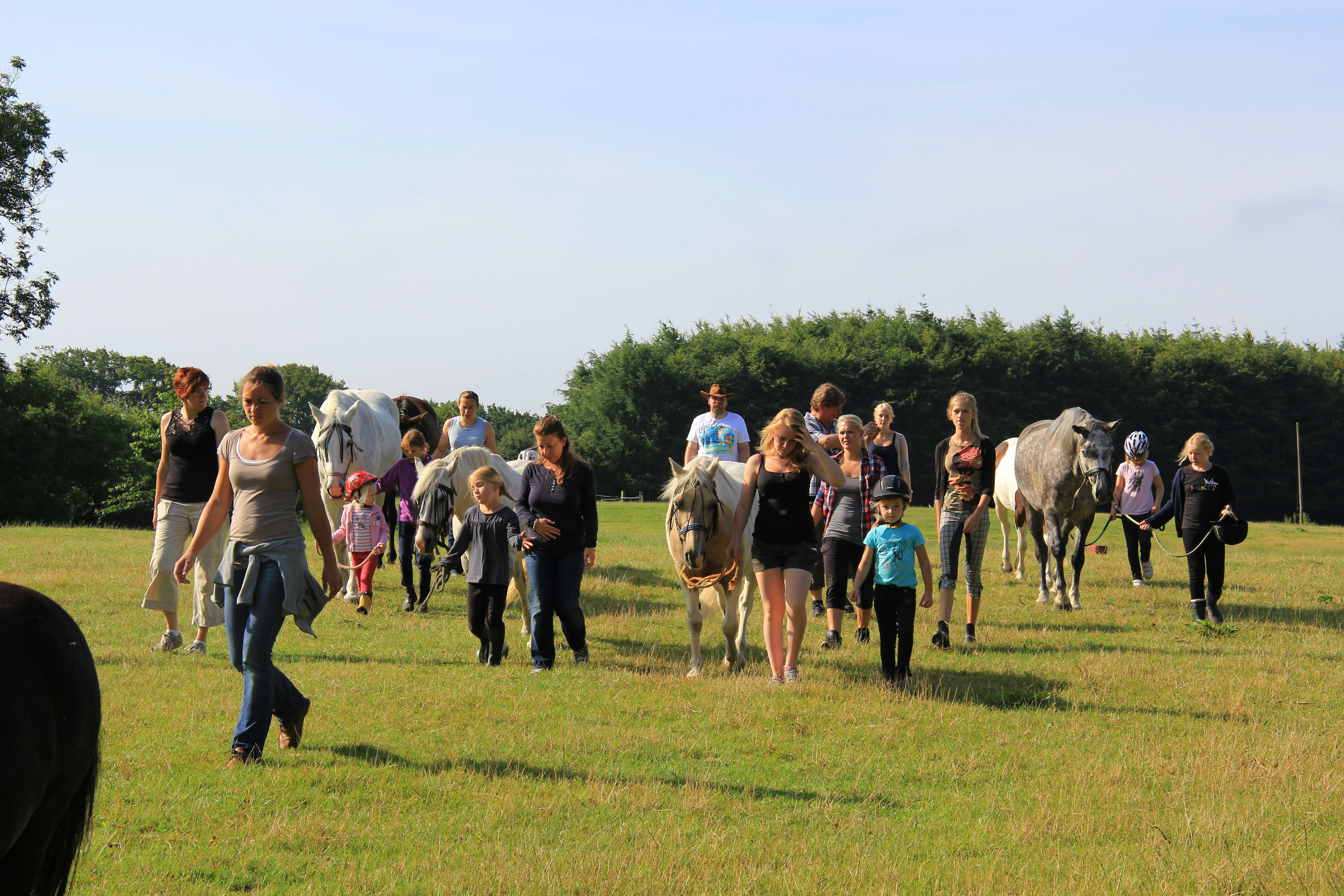 Ostseecamping Gut Karlsminde - Gäste beim Reiten auf dem Campingplatz