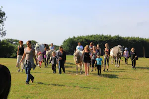 Ostseecamping Gut Karlsminde - Gäste beim Reiten auf dem Campingplatz