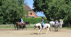 Ostseecamping Gut Karlsminde - Kinder beim Reitunterricht auf dem Campingplatz