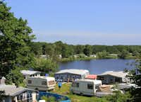 Ostseecamping Gut Karlsminde - Stellplätze im Grünen am See auf dem Campingplatz
