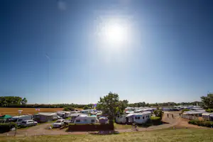 Ostseecamping Gut Oehe - Überblick vom Wohnwagenstellplatz auf dem Campingplatz