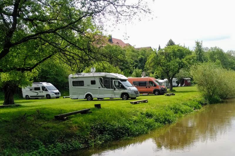 OUTTOUR - Campingplatz an der Unstrut - Stellplätze direkt am Ufer des Flusses