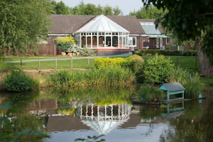 Oxon Hall Touring Park - Restaurant mit Blick auf den See