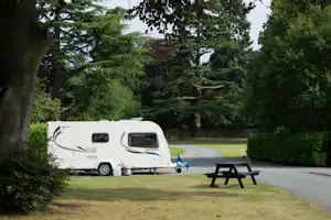 Oxon Hall Touring Park - Wohnwagenstellplatz im Grünen auf dem Campingplatz