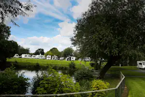 Oxon Hall Touring Park - Wohnwagenstellplätze im Grünen auf dem Campingplatz mit Blick auf den See-