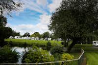 Oxon Hall Touring Park - Wohnwagenstellplätze im Grünen auf dem Campingplatz mit Blick auf den See-