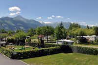 Panorama Camp Zell am See  -  Blick auf den Campingplatz in den Alpen mit Spielplatz im Sommer