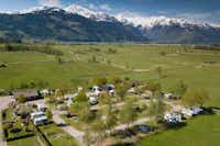 Panorama Camp Zell am See  -  Campingplatz mit Blick auf die Alpen im Sommer aus der Vogelperspektive