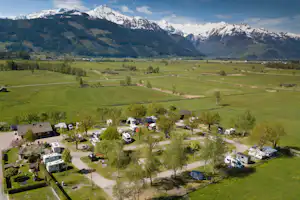 Panorama Camp Zell am See - Campingplatz mit Blick auf die Alpen im Sommer aus der Vogelperspektive